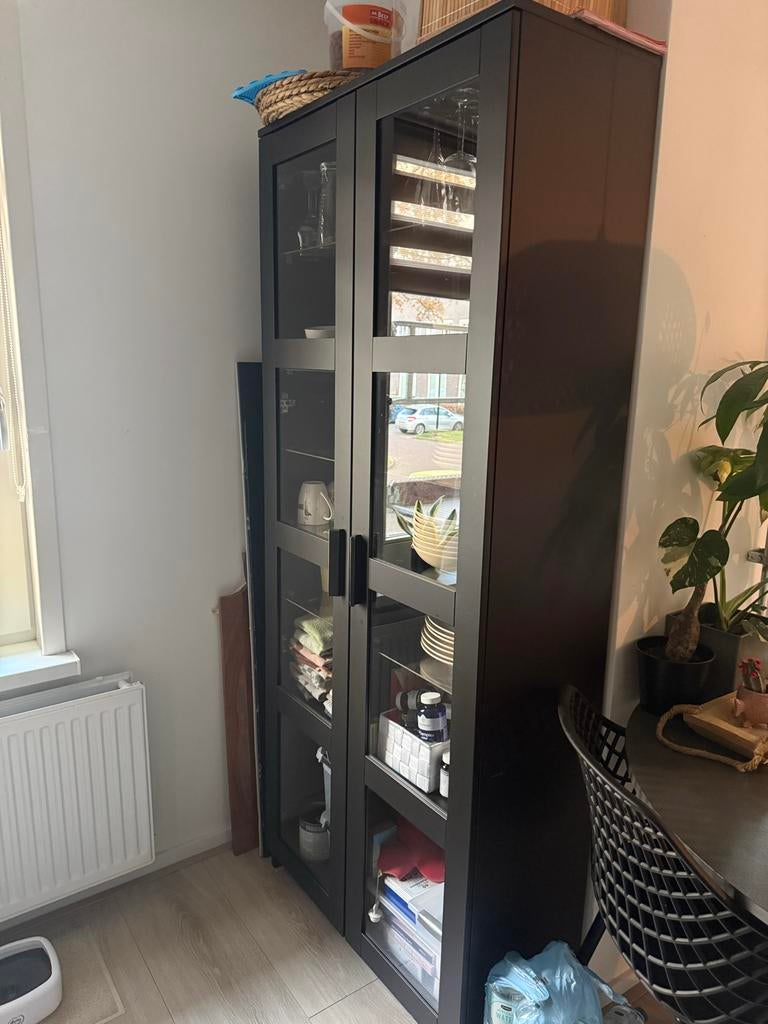 Zwarte vitrinekast met glazen deuren ikea brimnes, Huis en Inrichting, Kasten | Vitrinekasten, Ophalen, Gebruikt, 50 tot 100 cm