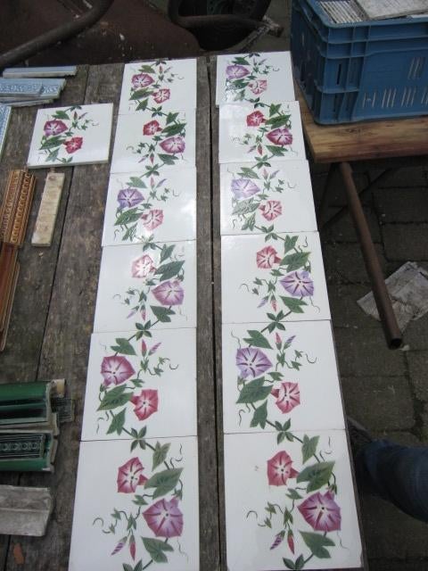 13 stuks antieke wandtegels met bloemenrank, 195 cm lang, Antiek en Kunst, Ophalen
