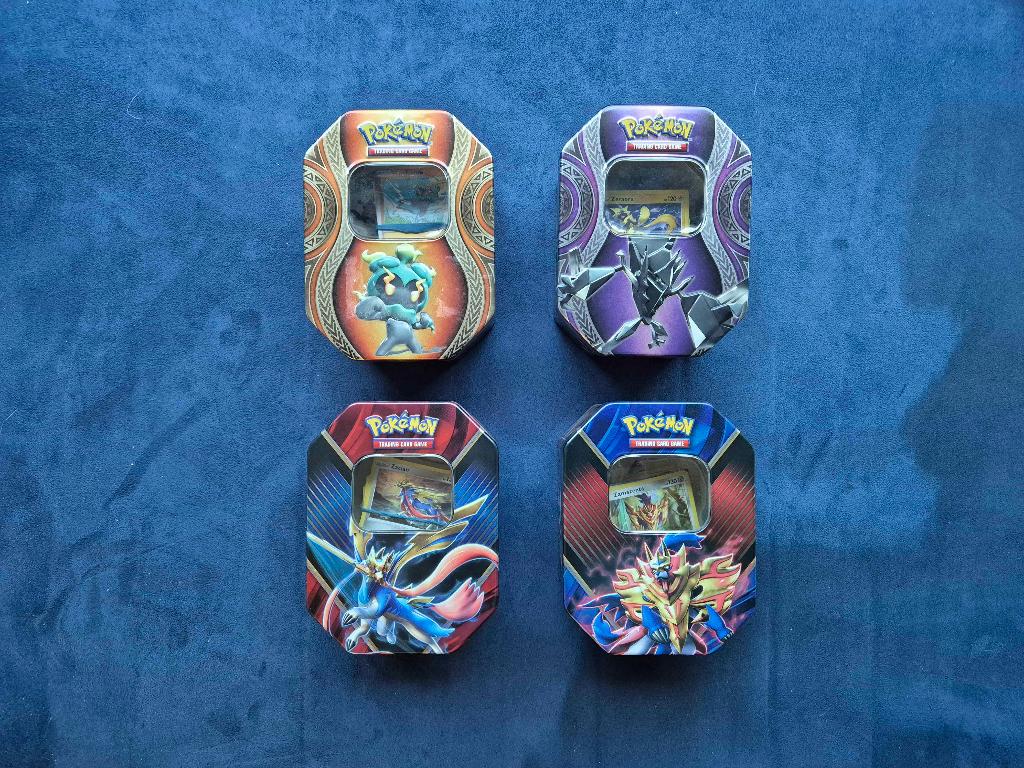 Grote Pokemon tins met 100 kaarten + extra's, Ophalen of Verzenden, Zo goed als nieuw, Meerdere kaarten