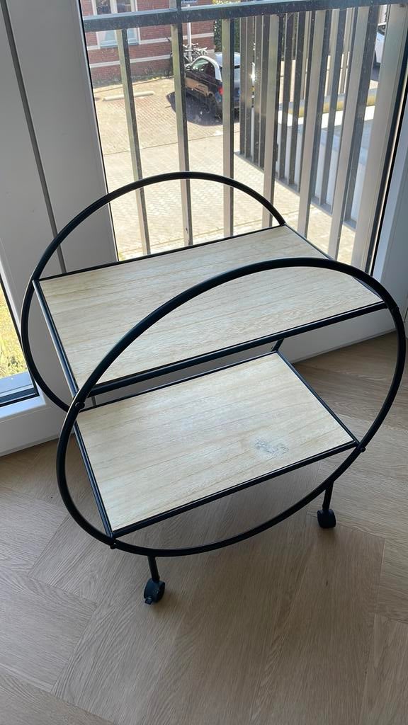 Leuk rond kastje op wielen bijzettafel, Gebruikt, Metaal of Aluminium, Rond, 55 tot 75 cm