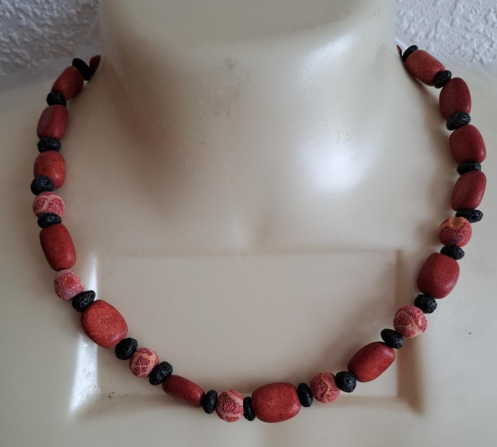 Ketting met schuimkoraal en lavakralen, Sieraden, Tassen en Uiterlijk, Kettingen, Ophalen of Verzenden, Nieuw, Rood, Steen of Mineraal