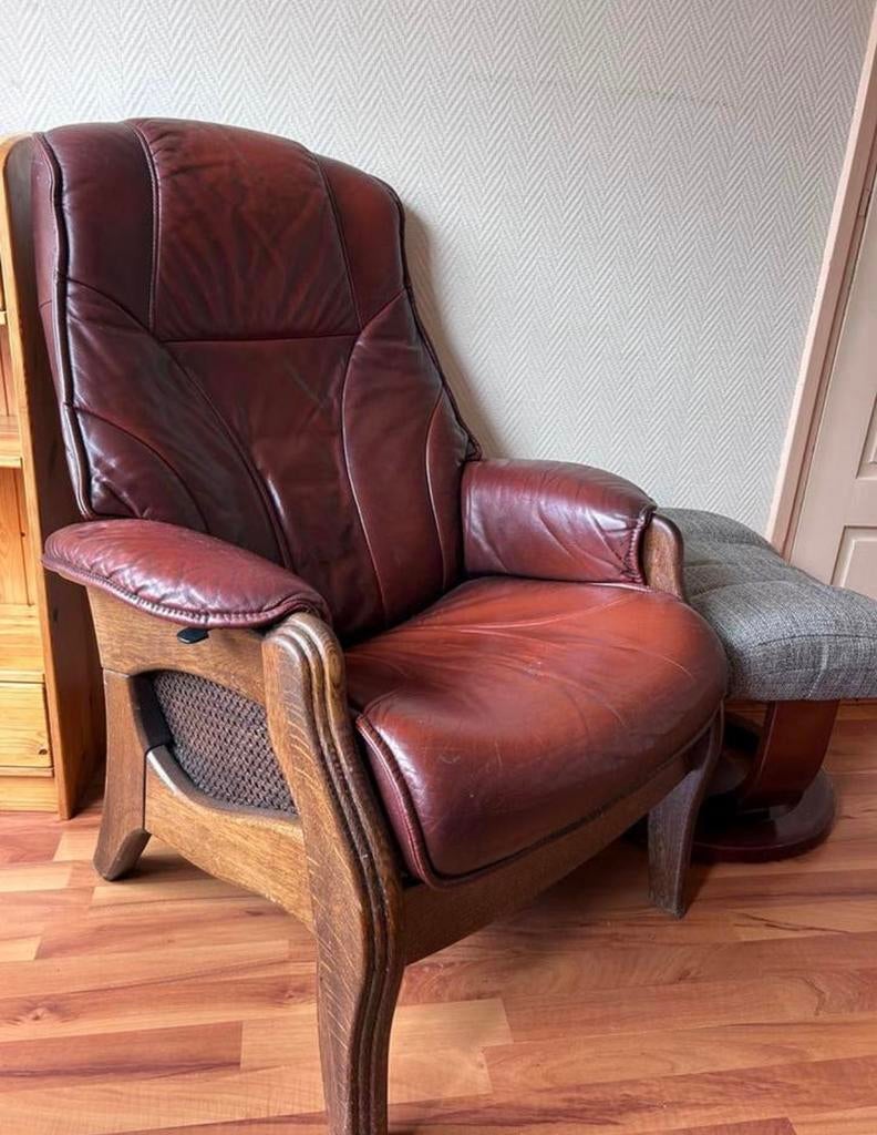 Fauteuil met voetenbankje, Huis en Inrichting, Ophalen, Minder dan 75 cm, Leer, Zo goed als nieuw