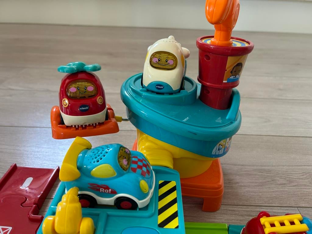 VTech luchthaven met 6 Toet Toet voertuigen, Ophalen of Verzenden, Zo goed als nieuw, 2 tot 4 jaar