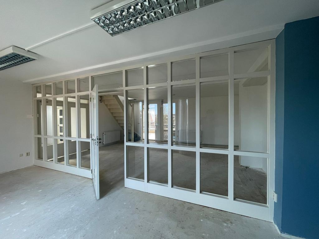 Glazen tussenwand met kozijnen en deur- Glazen kantoorwanden, Ophalen of Verzenden, Zo goed als nieuw, 4 meter of meer