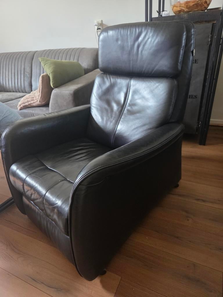 Zwart leren sta op stoel van Hukla, Huis en Inrichting, Fauteuils, Ophalen, Gebruikt, 75 tot 100 cm, 50 tot 75 cm