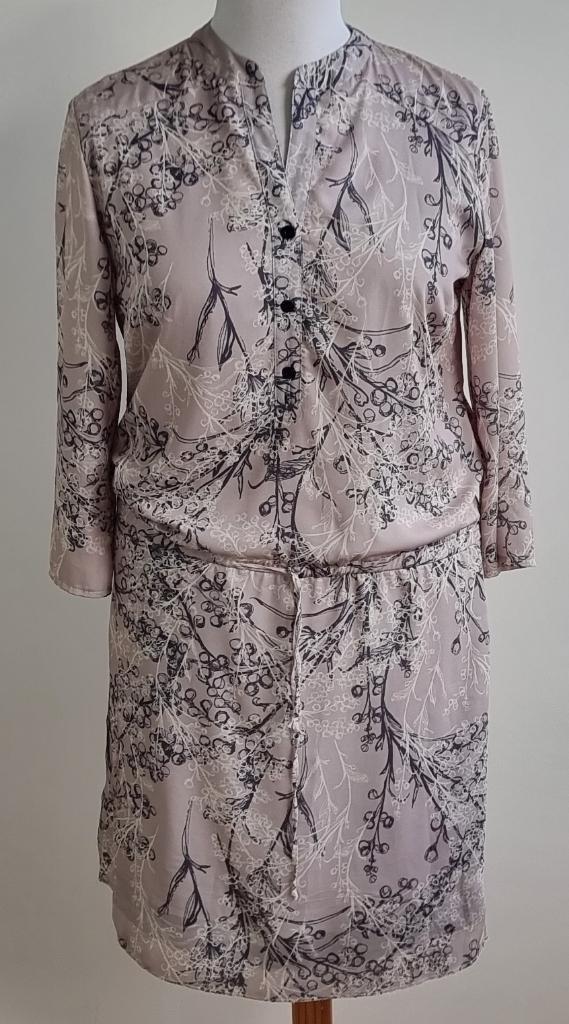 Melvin grijs/beige jurkje met printjes mt. 40, Kleding | Dames, Jurken, Zo goed als nieuw, Maat 38/40 (M), Beige, Boven de knie