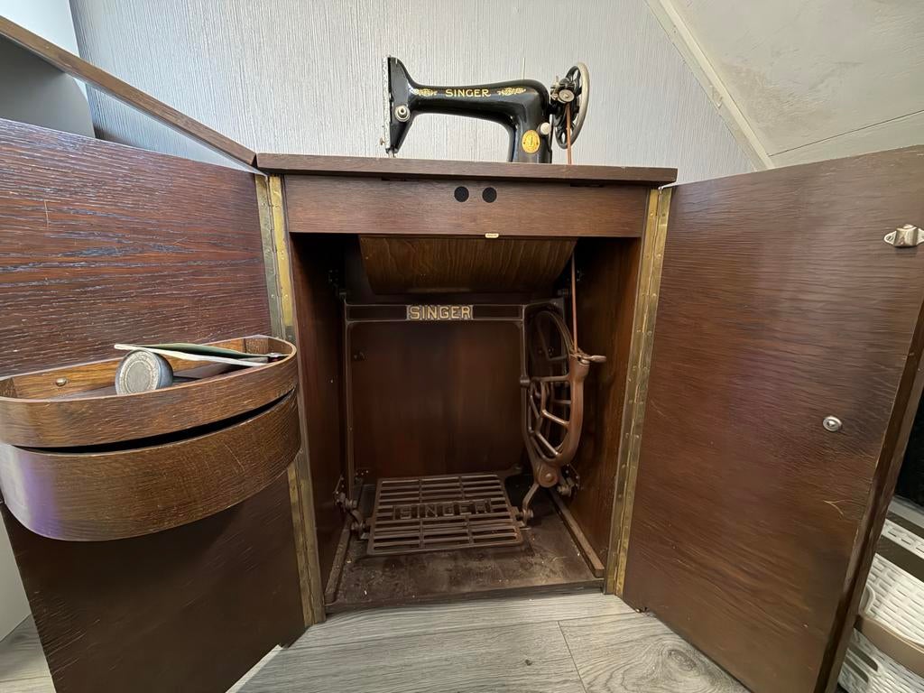 Antieke Singer trapnaaimachine Model 66 (1925) met kast, Ophalen