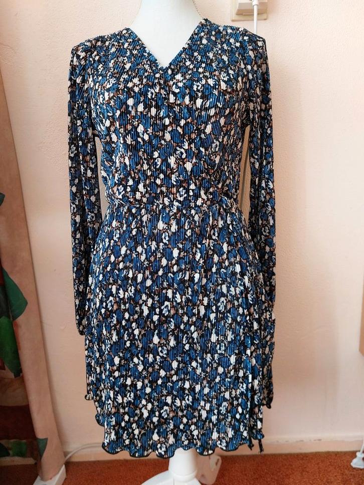 Pull & Bear mini-jurk met bloemenprint mt 38 Nieuw!, Kleding | Dames, Jurken, Nieuw, Maat 38/40 (M), Blauw, Boven de knie, Ophalen of Verzenden
