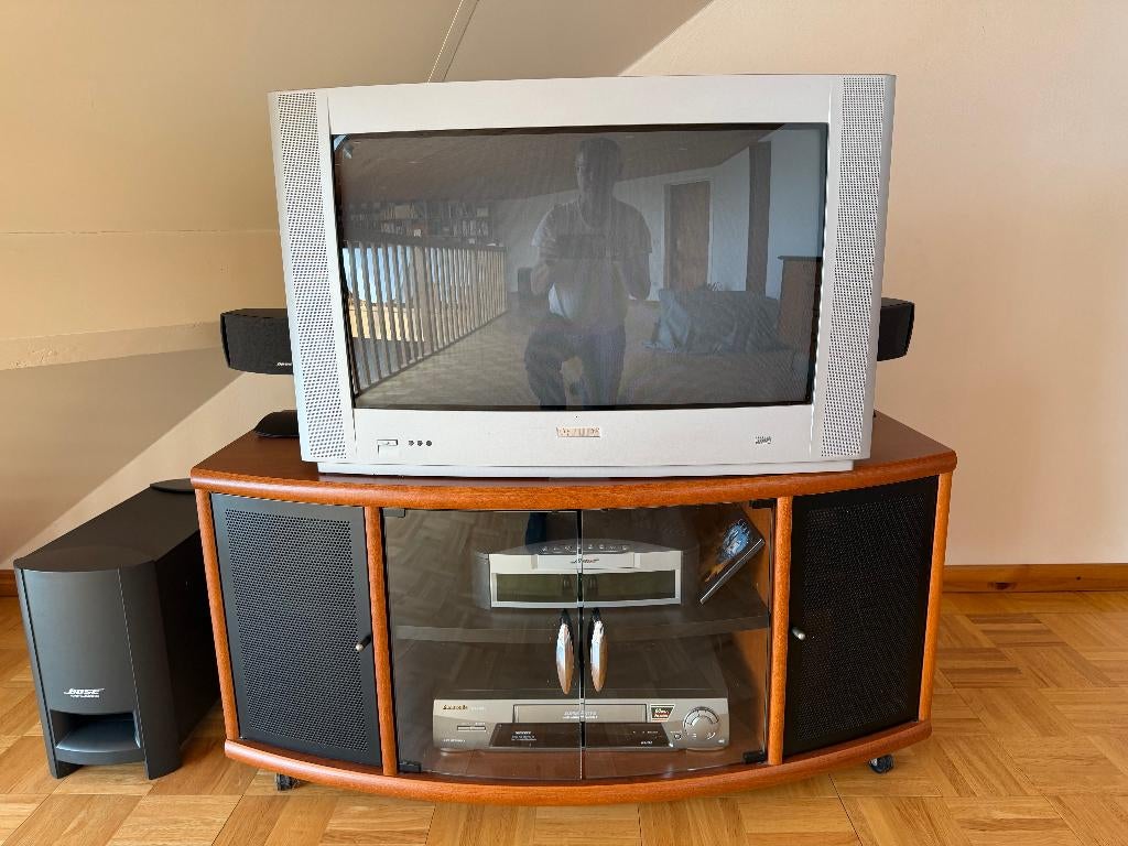 Mooi televisiemeubel, kersenhout met zwart metalen deurtjes, Huis en Inrichting, Ophalen, 100 tot 150 cm, Zo goed als nieuw, Kersenhout