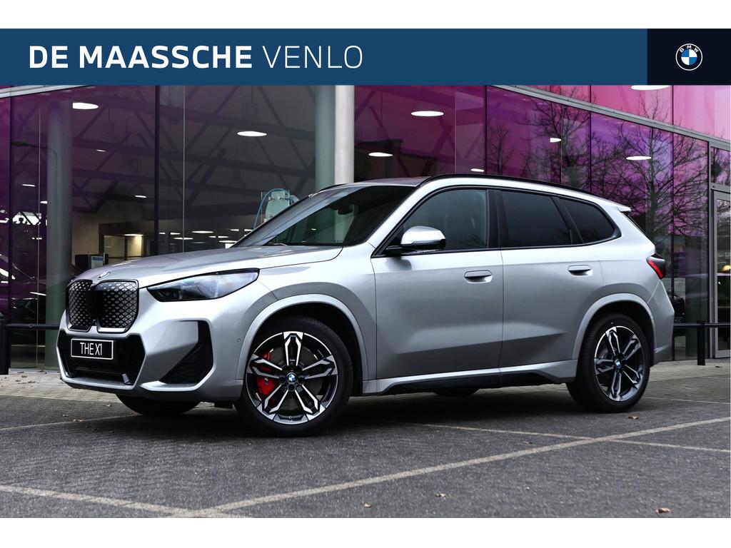 BMW iX1 eDrive20 M Sport / Trekhaak / Sportstoelen / Achteru, Auto's, BMW, Zwart, Nieuw, SUV of Terreinwagen, Zilver of Grijs