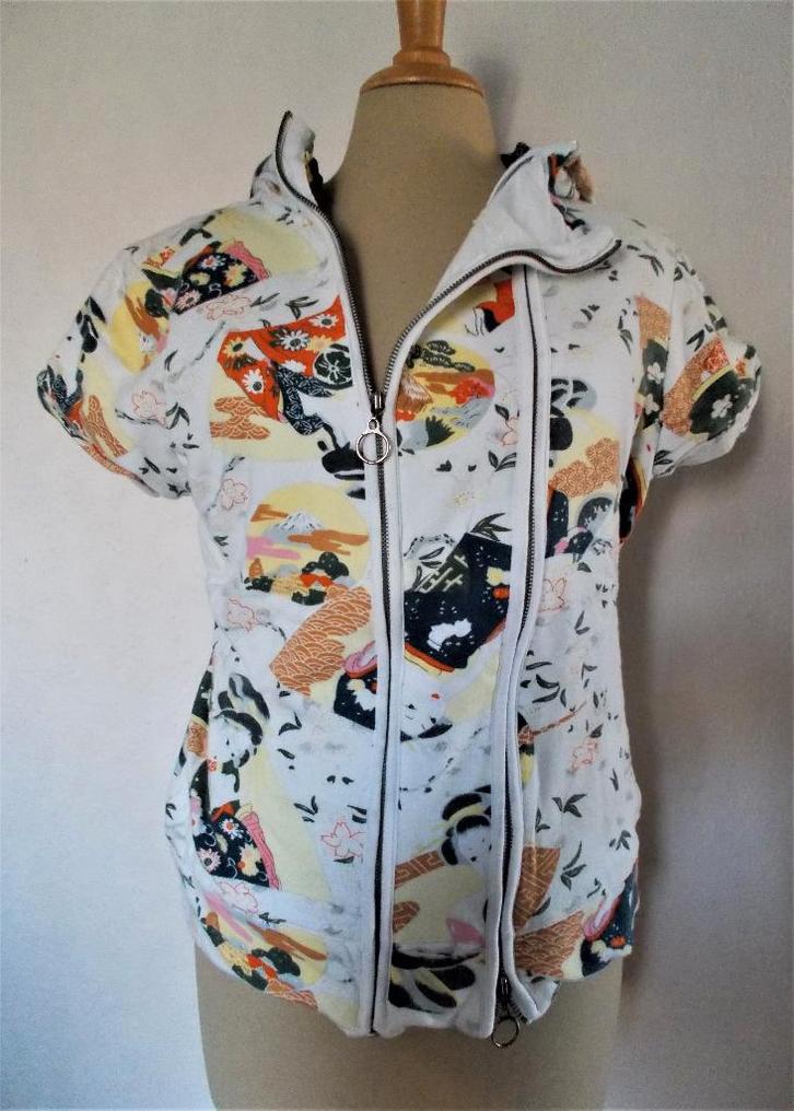 Vest/hoodie met capuchon en korte mouwen en aparte print! L, Kleding | Dames, Tops, Zo goed als nieuw, Maat 42/44 (L), Wit, Korte mouw