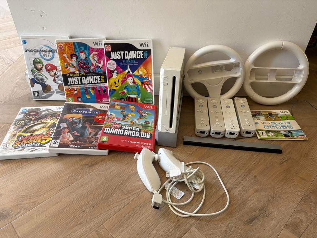 Wii incl 6 spellen en 4 controllers en 2 stuurtjes, Spelcomputers en Games, Spelcomputers | Nintendo Wii, Ophalen, Zo goed als nieuw