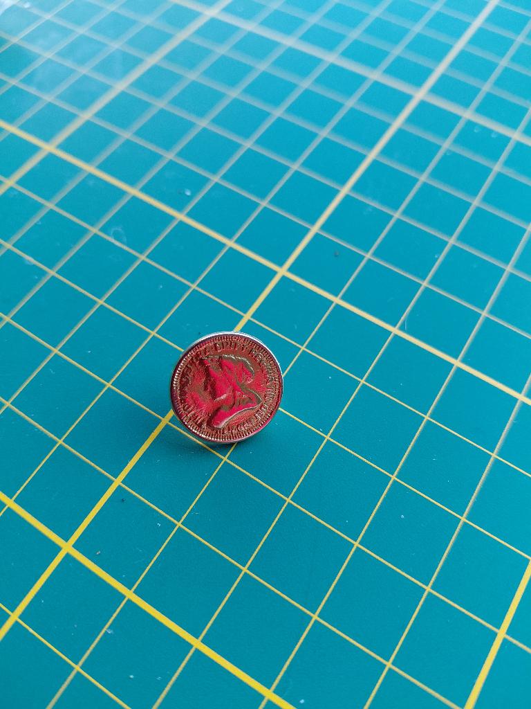 Goudkleurig knoopje met tekst, Ophalen of Verzenden, Zo goed als nieuw, Knoop of Knopen