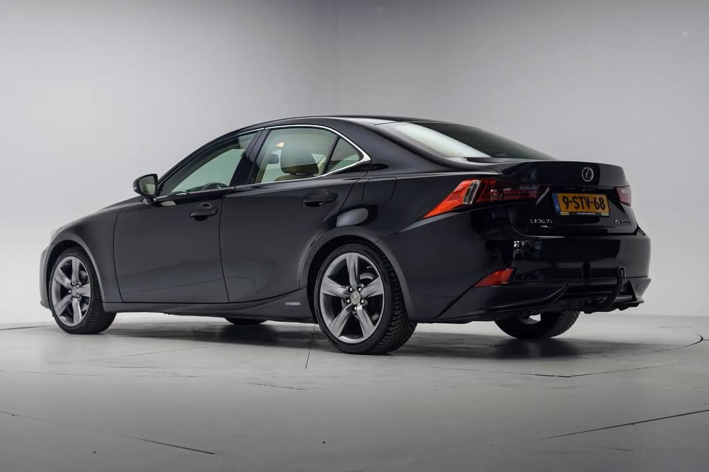 Lexus IS 300 300h Luxury Line Aut. [ Navi Achteruitrijcamera, Auto's, Lexus, Gebruikt, 750 kg, 181 pk, Zwart