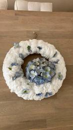 Mooie krans wit met blauwe hortensia decoratie, Huis en Inrichting, Woonaccessoires | Kransen, Ophalen of Verzenden, Zo goed als nieuw