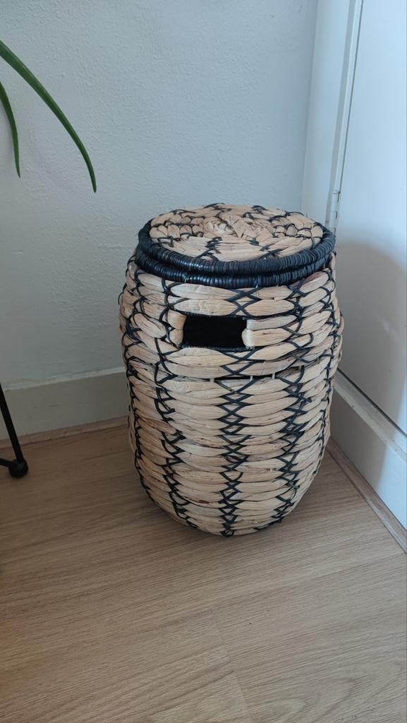 Decoratieve rieten mand met deksel, Huis en Inrichting, Woonaccessoires | Schalen en Manden, Gebruikt, Mand, Rond, Ophalen of Verzenden