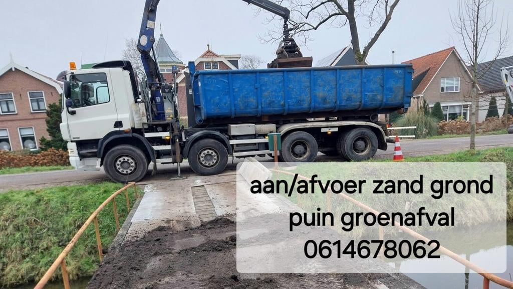 Afvoer grond zand puin tuinafval graafwerk knijperauto.