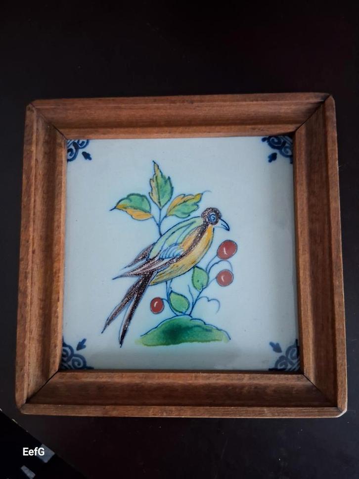 Antieke Makkumer tegel met vogel en bessen, ingelijst, Antiek en Kunst, Antiek | Wandborden en Tegels, Ophalen