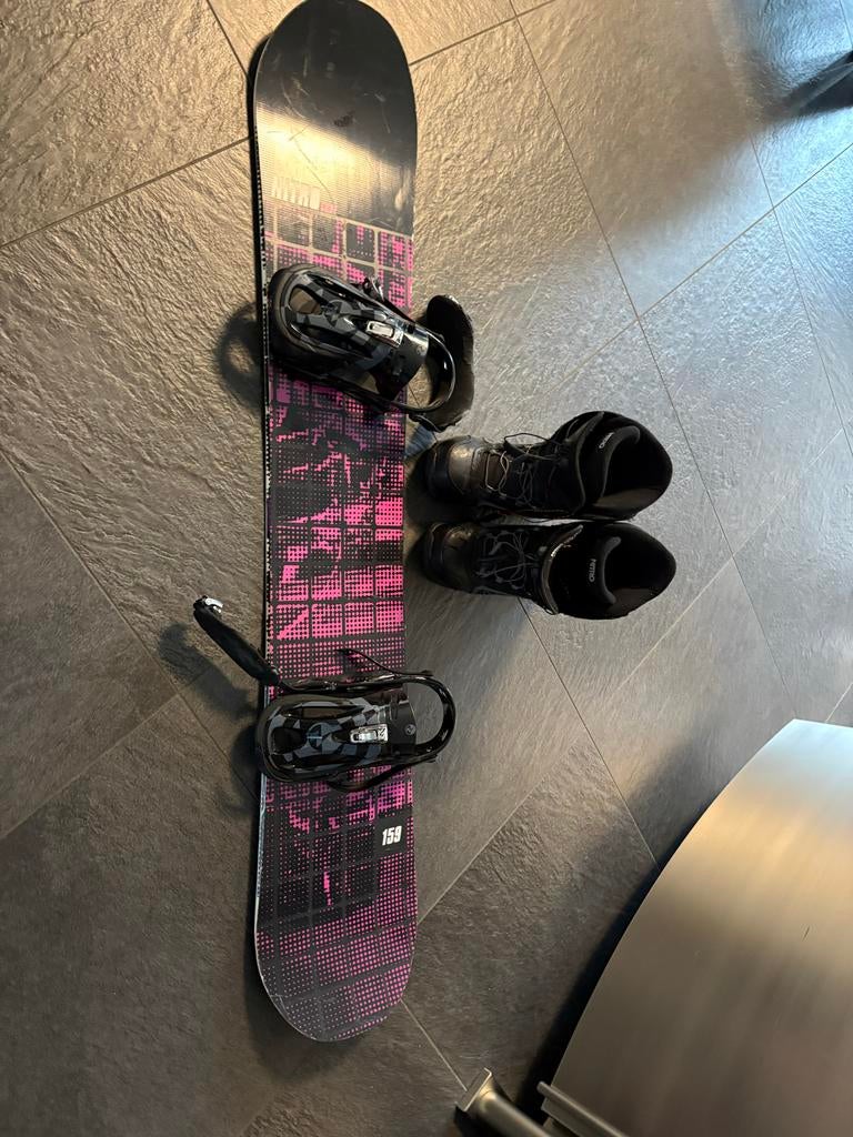 Snowboard set: board, schoenen (maat 44) en tas, Sport en Fitness, Snowboarden, Ophalen of Verzenden, Gebruikt, Board