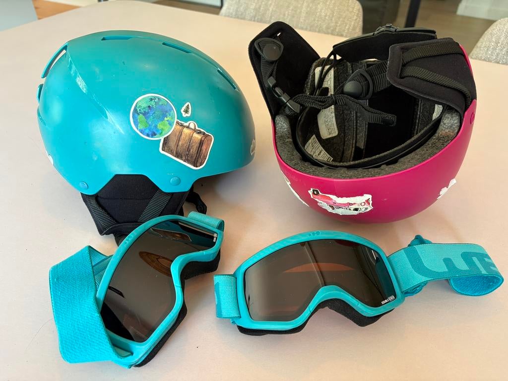 Gratis ophalen: 2 kinder skihelmen blauw en roze met brillen, Gebruikt, Overige typen, Skiën, Minder dan 100 cm