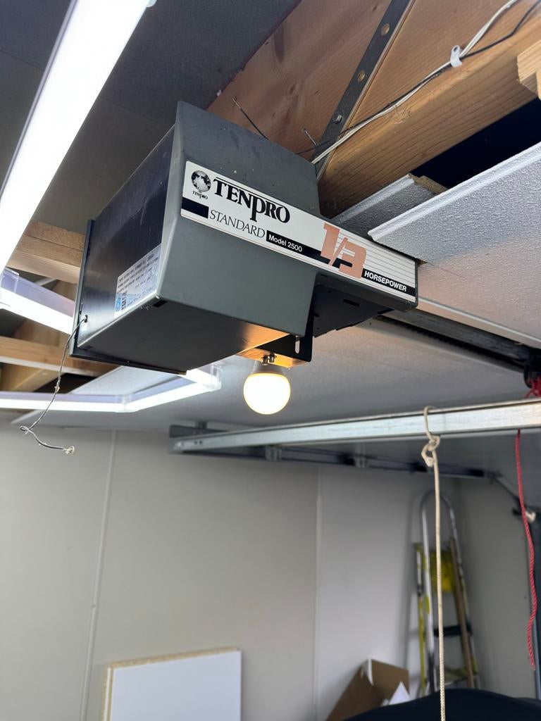 Garagedeur opener Tenpro met 1 afstandsbediening., Gebruikt, Raam of Deur, Ophalen of Verzenden, Compleet systeem