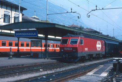 MARKLIN 3328 SBB metalen design loc Re 4/4 IV logo KRUISPIJL, Wisselstroom, Wagon, Ophalen of Verzenden, Zo goed als nieuw