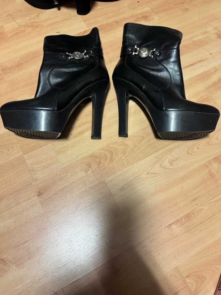 Versace laarzen maat 37, Kleding | Dames, Zwart, Lage of Enkellaarzen, Ophalen of Verzenden, Gedragen