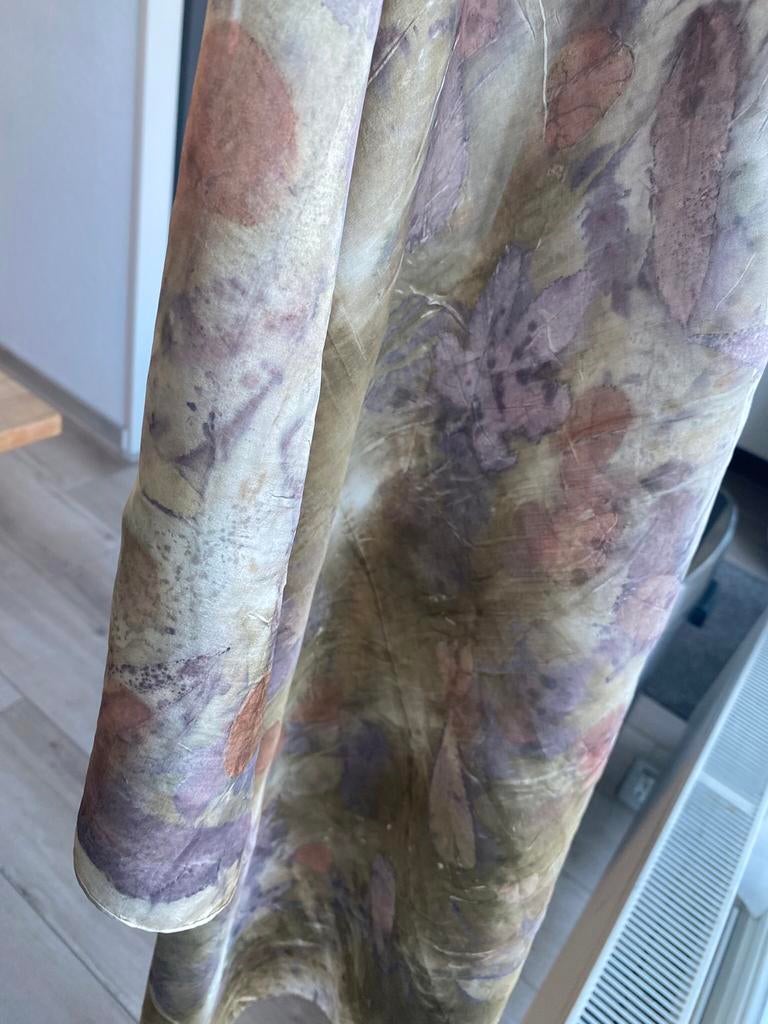 Glanzende zijde sjaal met eco prints        90/90 cm, Ophalen of Verzenden, Zo goed als nieuw, Maat 42/44 (L), Sjaal