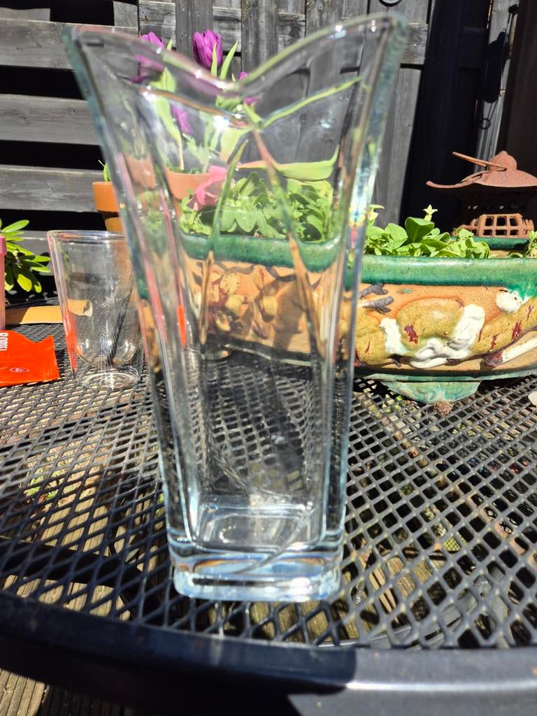 Glazen vaas met vierkante voet, Antiek en Kunst, Antiek | Vazen, Ophalen of Verzenden