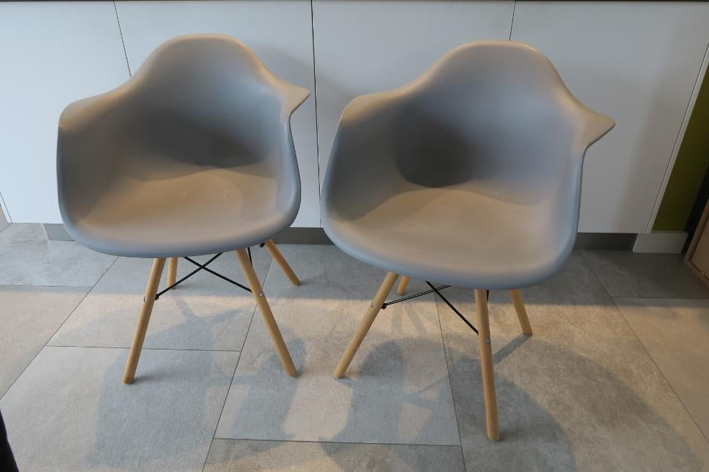 Twee kunststof kuipstoelen grijs, Gebruikt, Twee, Ophalen, Hout