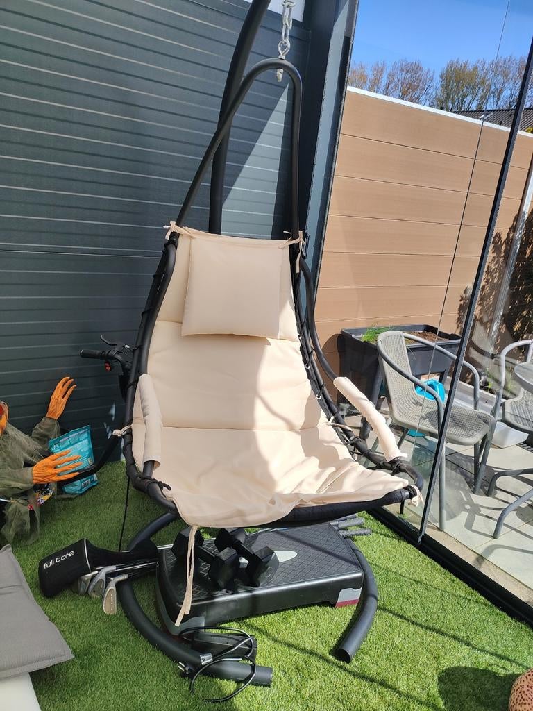 Hangstoel met standaard en kussen, Huis en Inrichting, Stoelen, Ophalen, Zwart, Eén