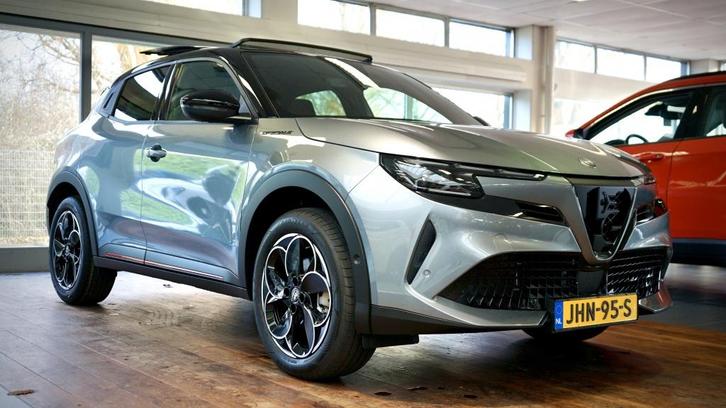 Alfa Romeo Junior 1.2 T Hybride Ibrida Speciale | Panoramada, Auto's, Alfa Romeo, Bedrijf, Te koop, Junior, ABS, Achteruitrijcamera