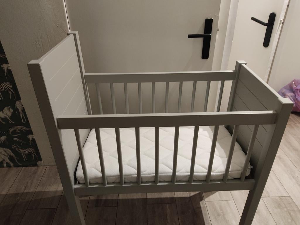 Kidsmill Noa II Wieg - Grijs met matras, Kinderen en Baby's, Babywiegjes en Ledikanten, Ophalen, Zo goed als nieuw, Wieg