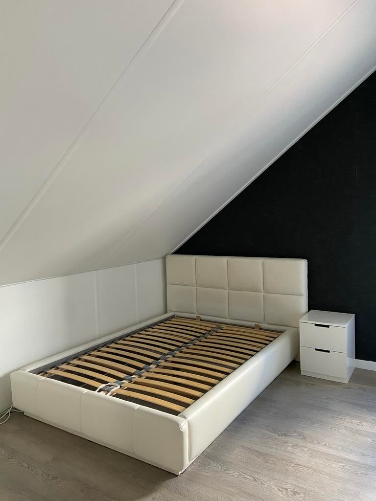 Twijfelaar 140 x 200 incl. lattenbodem en nachtkastje, Wit, Zo goed als nieuw, Twijfelaar, 200 cm