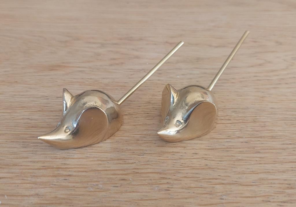 Twee messing muizen met staart, Ophalen