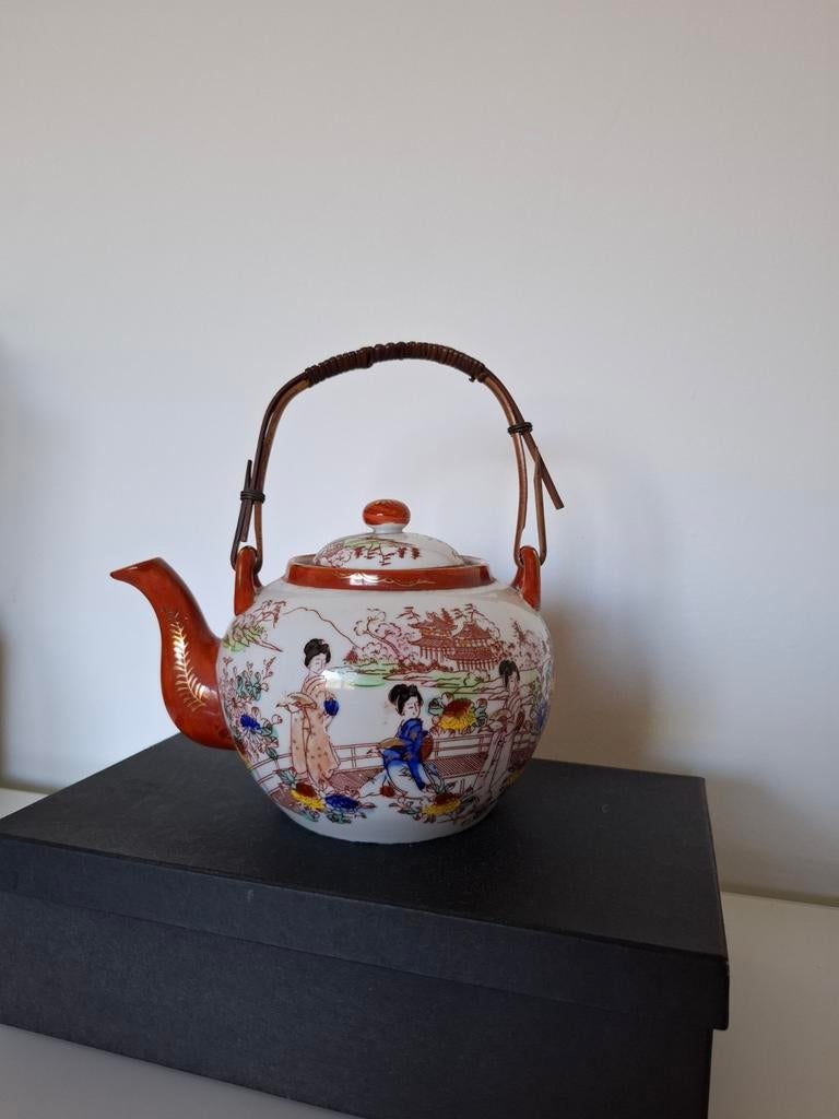 Antieke theepot van porselein, Ophalen