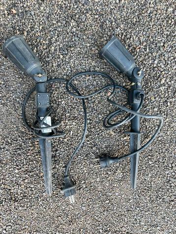 2x Buiten spots met lampen beschikbaar voor biedingen