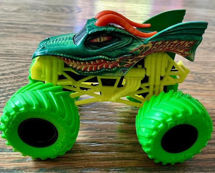 Grote Monstertruck Monster Dragon Draak BKT BANDEN, Hobby en Vrije tijd, Modelauto's | Overige schalen, Zo goed als nieuw, Auto