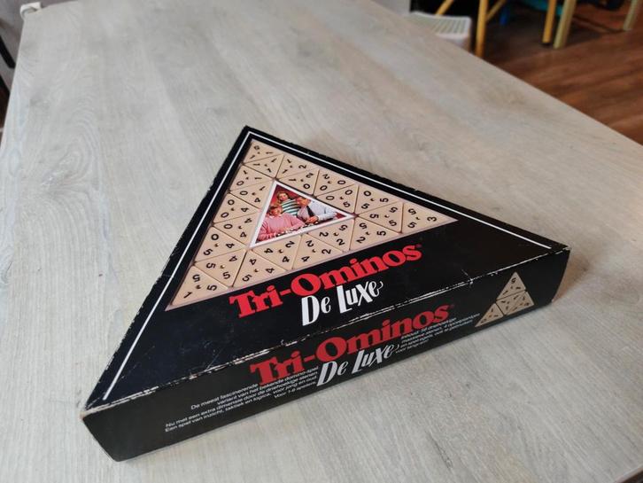 Triominos De Luxe - Leuk gezelschapsspel!, Hobby en Vrije tijd, Gezelschapsspellen | Bordspellen, Gebruikt, Een of twee spelers