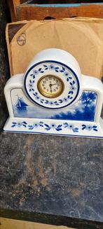 Antiek porseleinen decoratief klokje te koop, Antiek en Kunst, Antiek | Klokken, Ophalen of Verzenden