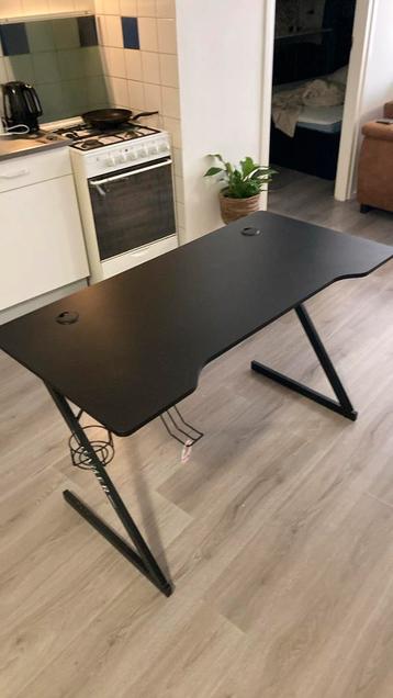 2x Gaming tafel, nieuwstaat – €50 p.st. of samen €80 beschikbaar voor biedingen