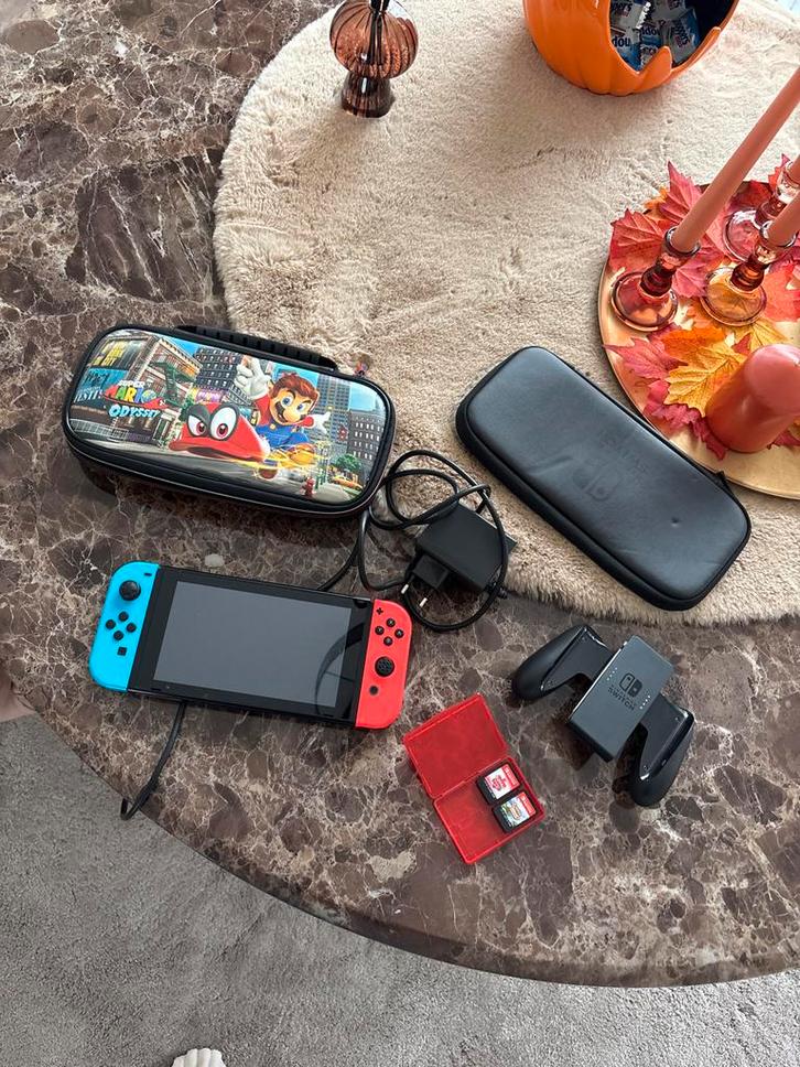 Nintendo Switch Compleet + 2 Games + Hoezen, Spelcomputers en Games, Games | Nintendo Switch, Gebruikt, Overige genres, 3 spelers of meer