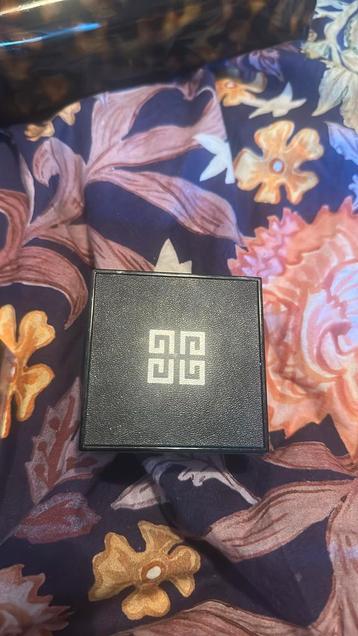 Givenchy poeder beschikbaar voor biedingen