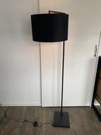 Vloerlamp zwart met gouden binnenkant, Huis en Inrichting, Lampen | Vloerlampen, Ophalen, Zo goed als nieuw, 150 tot 200 cm