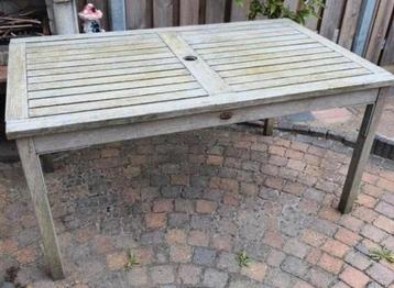 Houten tuintafel 150 x 90 cm beschikbaar voor biedingen