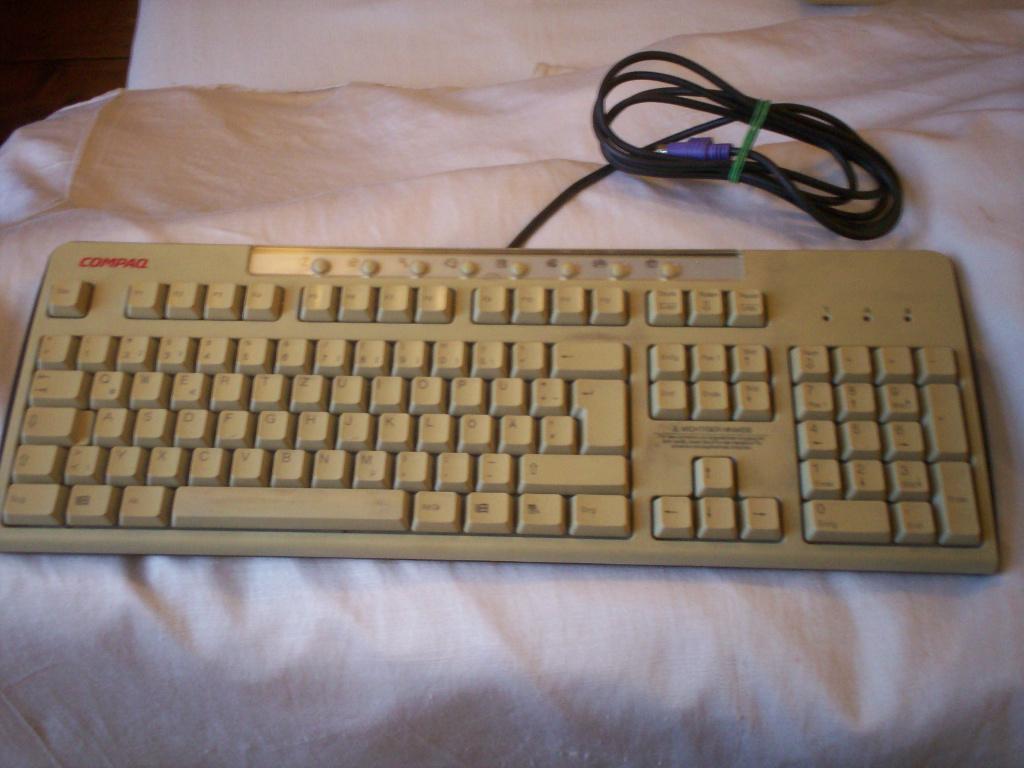 Compaq toetsenbord KB0133 qwertz PS/2, Computers en Software, Toetsenborden, Zo goed als nieuw, Overige indelingen, Bedraad, Ophalen of Verzenden