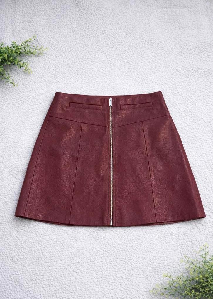 Bershka bordeaux faux leren mini rok - maat M - Y2K, Kleding | Dames, Rokken, Zo goed als nieuw, Maat 38/40 (M), Rood, Boven de knie