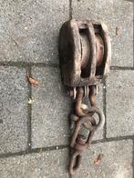 Oude antieke houten katrol, Ophalen, Gebruikt, Handmatig