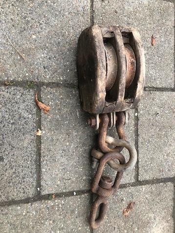 Oude antieke houten katrol beschikbaar voor biedingen