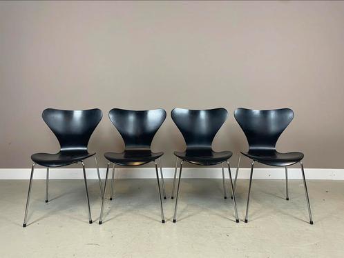 4 Fritz Hansen 7 series vlinderstoelen door Arne Jacobsen, Huis en Inrichting, Stoelen, Gebruikt, Vier, Hout, Metaal, Zwart, Ophalen
